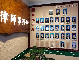 唐德律所律师相片墙